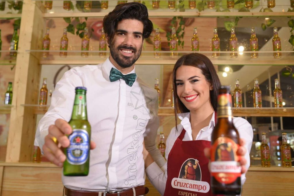 chico Heineken y chica CruzCampo